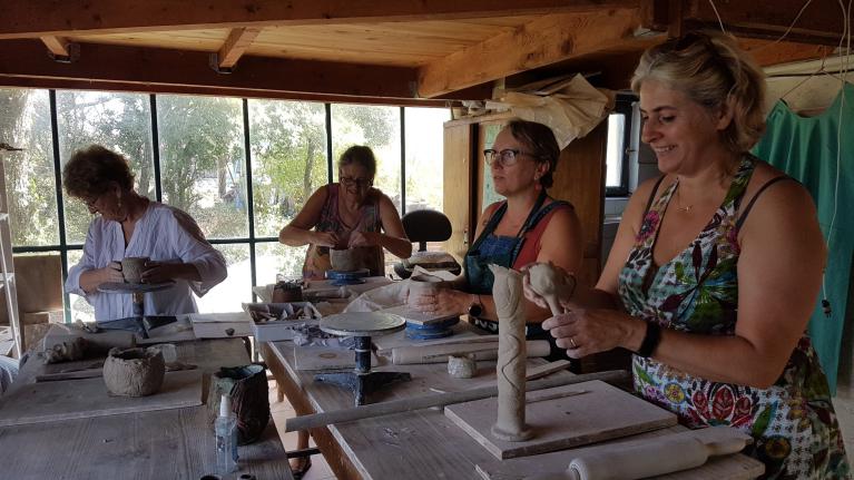 modelage terre lors d'un stage raku